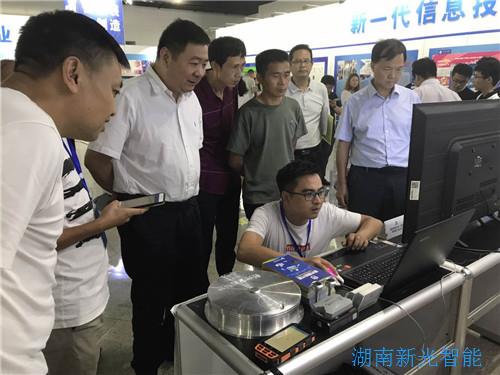 雙創活動周期間，湖南省發改委省黨組成員、副主任卓群參觀伟德betvlctor1946井蓋