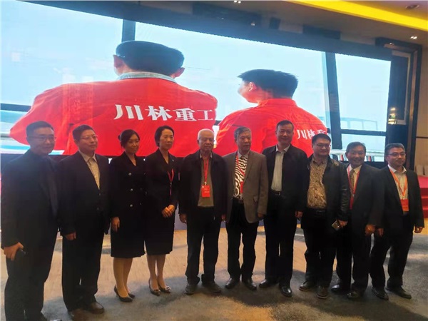 《綜合管廊智能井蓋》團標正式發布 編製組成員與錢七虎院士合影